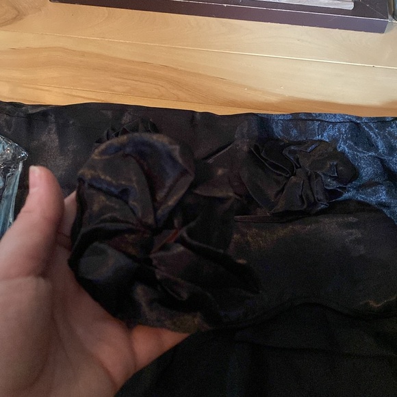 Six piece satin pillow case eye mask and scrunchie set - Picture 3 of 5